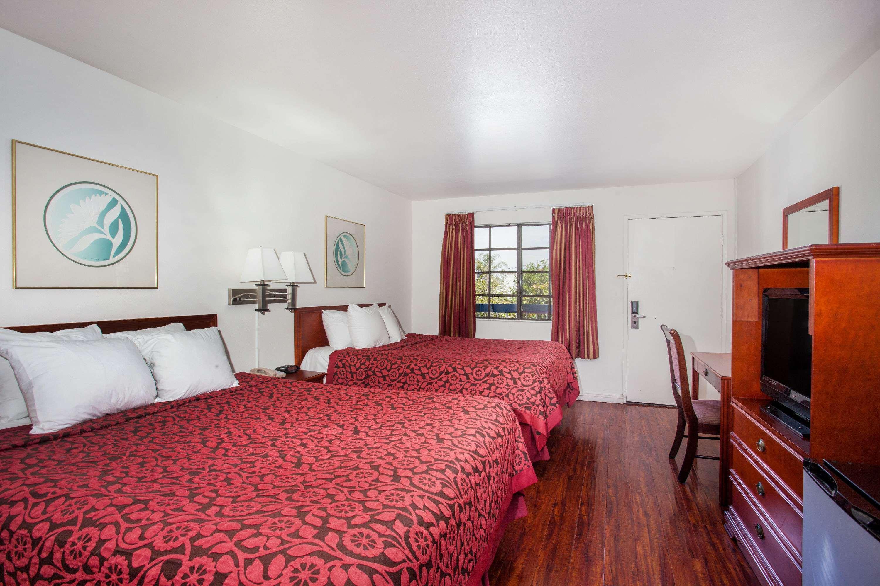 Days Inn By Wyndham Orange Anaheim Bagian luar foto