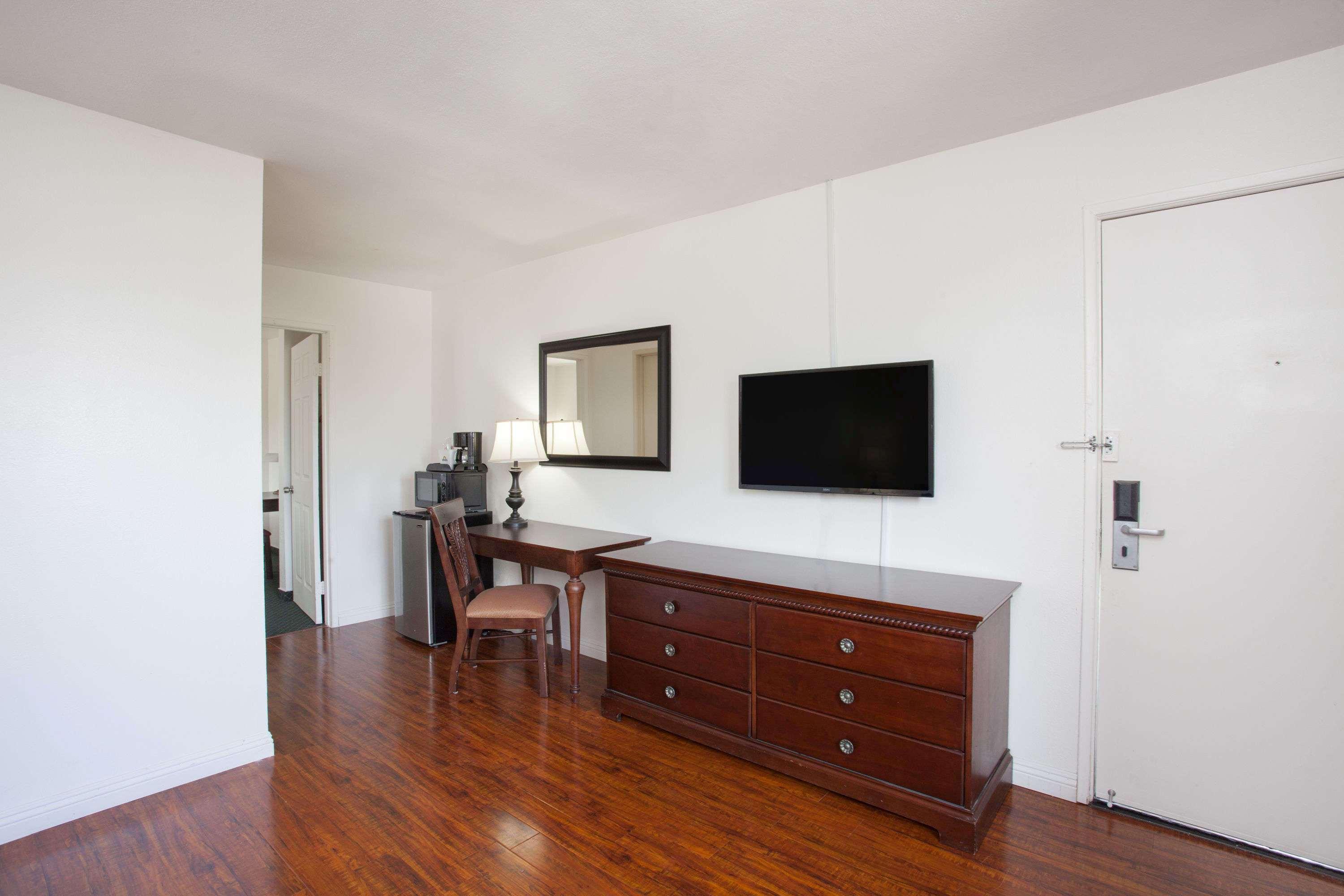 Days Inn By Wyndham Orange Anaheim Bagian luar foto