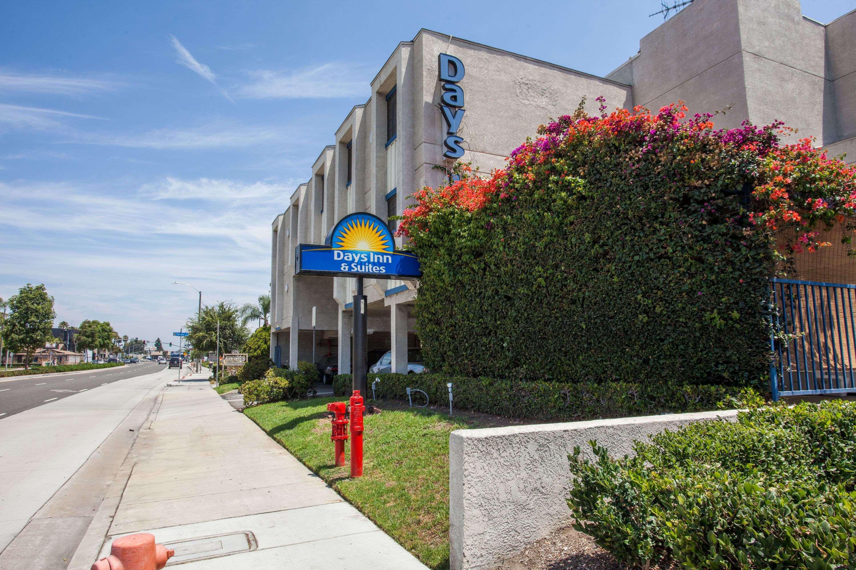 Days Inn By Wyndham Orange Anaheim Bagian luar foto